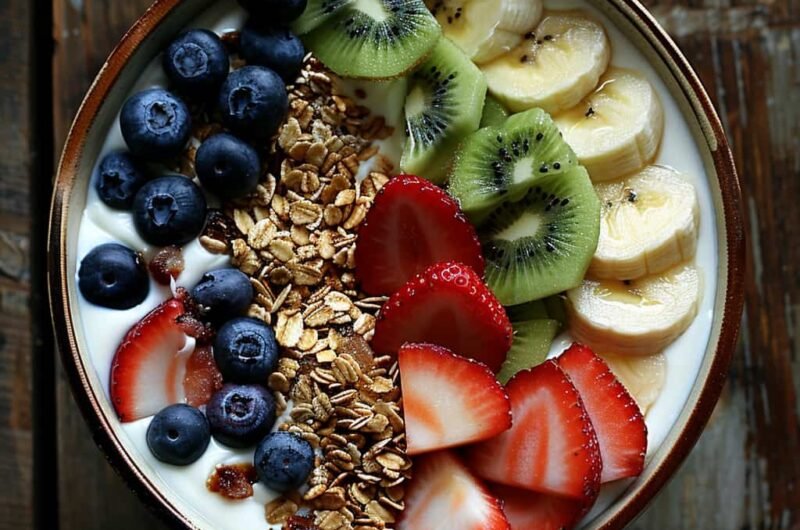Yogur Griego con Granola y Frutas